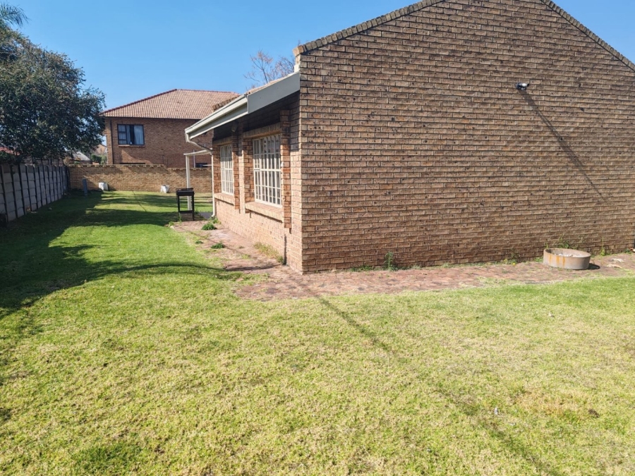 To Let 3 Bedroom Property for Rent in Beyers Park Gauteng