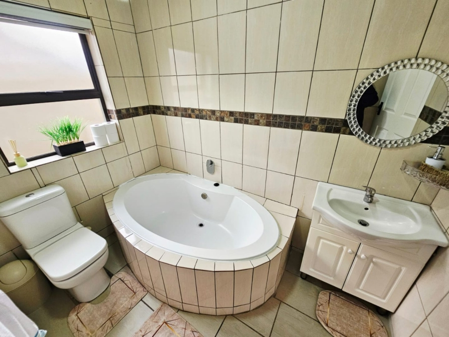 To Let 4 Bedroom Property for Rent in Monavoni Gauteng