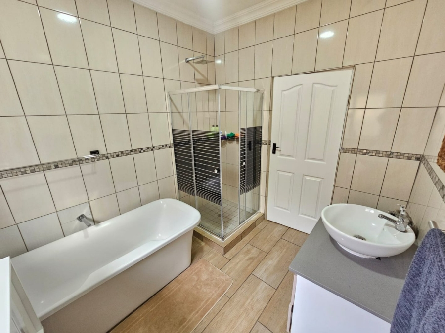 To Let 4 Bedroom Property for Rent in Monavoni Gauteng