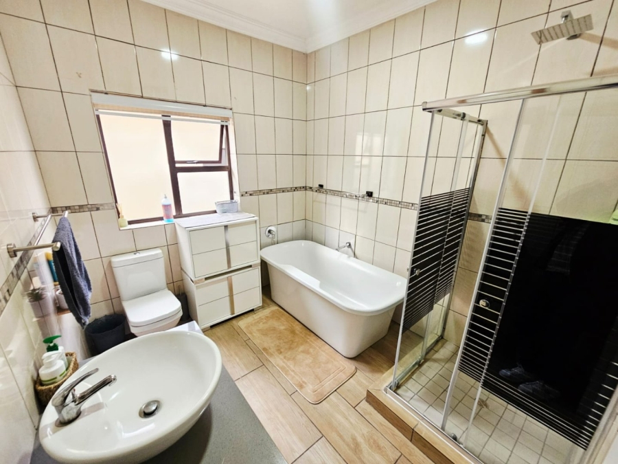 To Let 4 Bedroom Property for Rent in Monavoni Gauteng