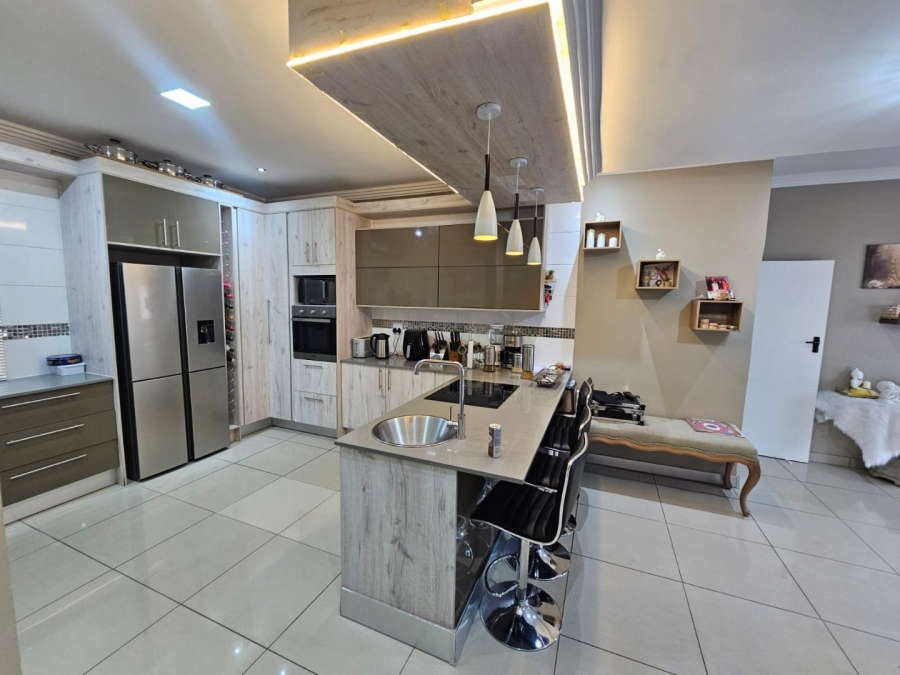 To Let 4 Bedroom Property for Rent in Monavoni Gauteng