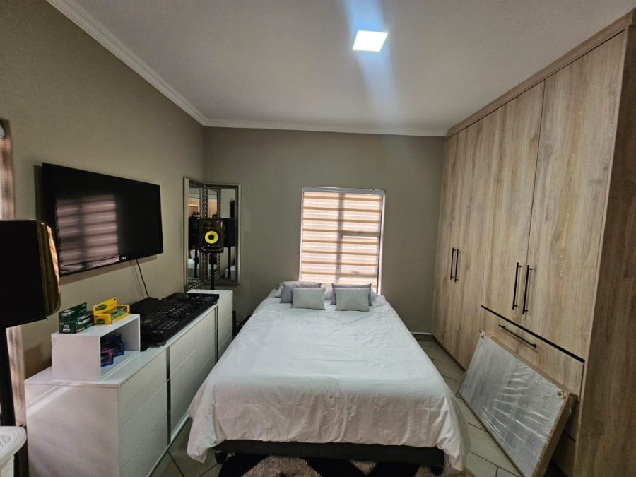To Let 4 Bedroom Property for Rent in Monavoni Gauteng