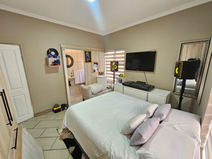 To Let 4 Bedroom Property for Rent in Monavoni Gauteng
