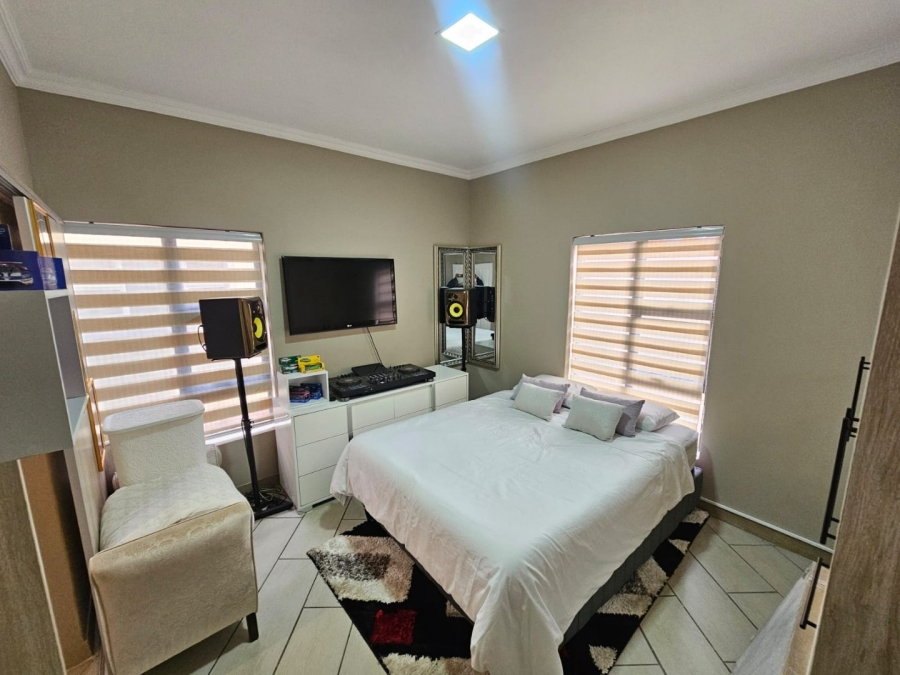 To Let 4 Bedroom Property for Rent in Monavoni Gauteng