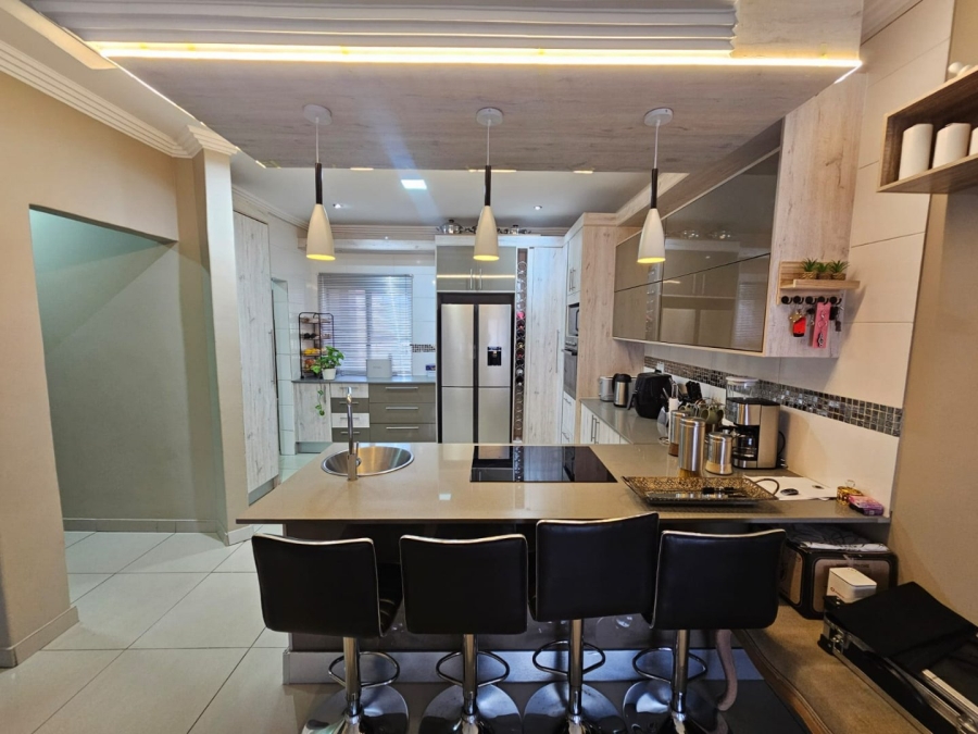 To Let 4 Bedroom Property for Rent in Monavoni Gauteng