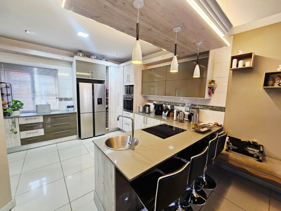 To Let 4 Bedroom Property for Rent in Monavoni Gauteng