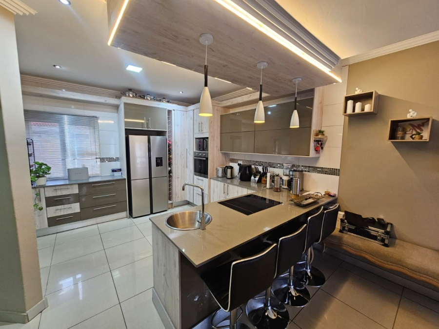 To Let 4 Bedroom Property for Rent in Monavoni Gauteng