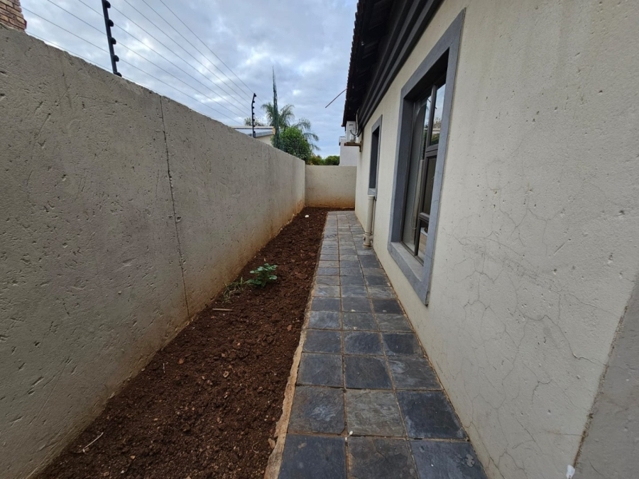 To Let 4 Bedroom Property for Rent in Monavoni Gauteng