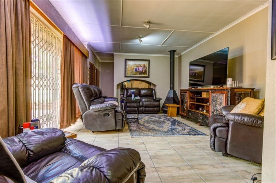 5 Bedroom Property for Sale in Glen Marais Gauteng