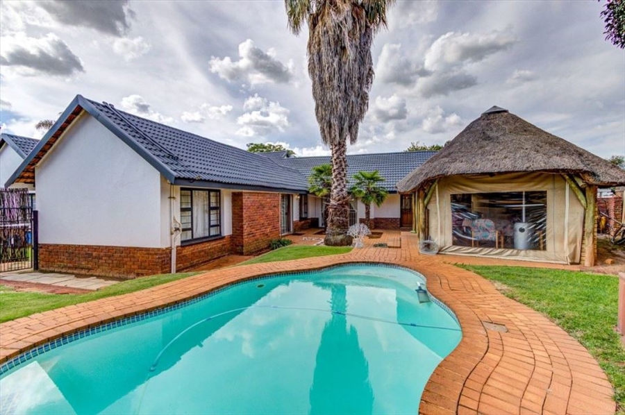 5 Bedroom Property for Sale in Glen Marais Gauteng