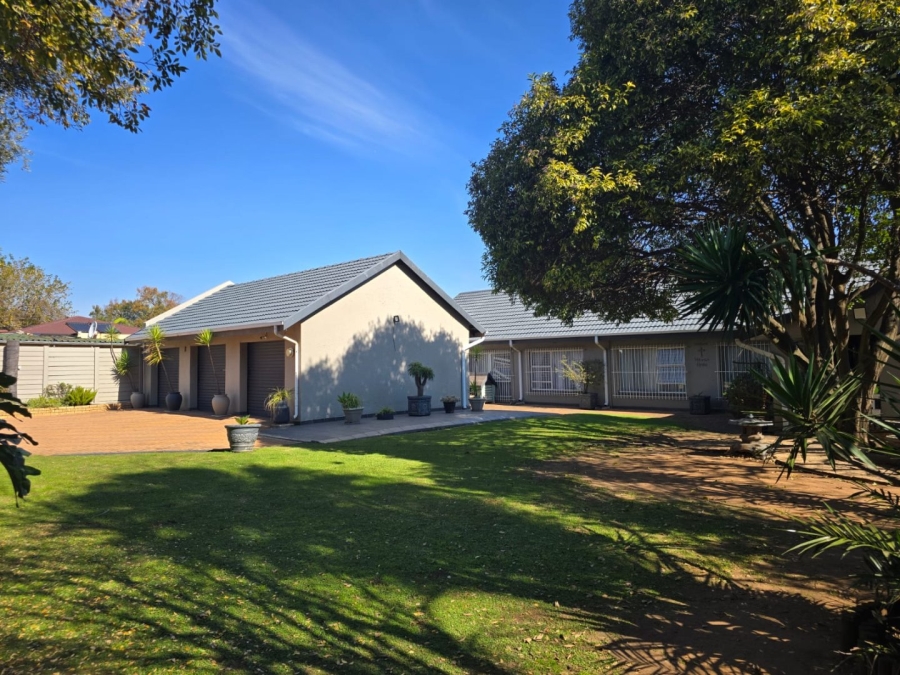 6 Bedroom Property for Sale in Witfield Gauteng
