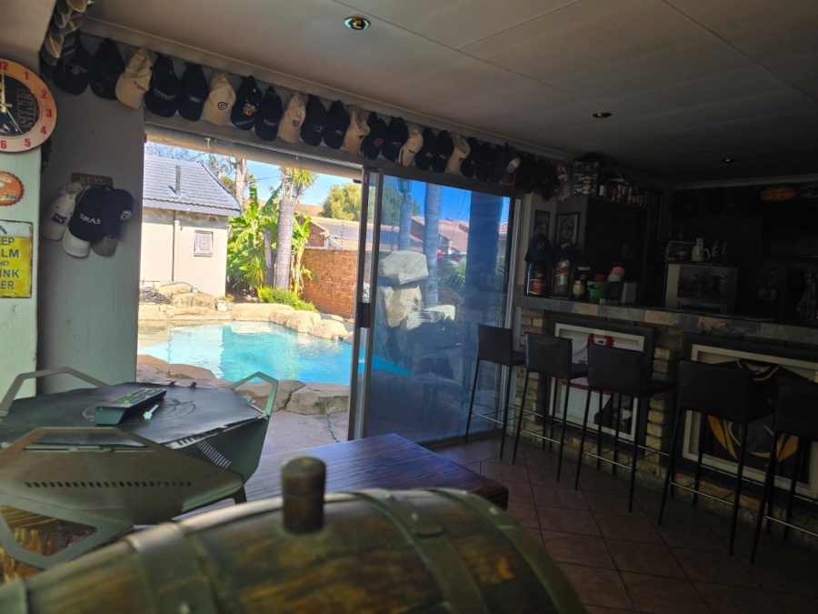 6 Bedroom Property for Sale in Witfield Gauteng