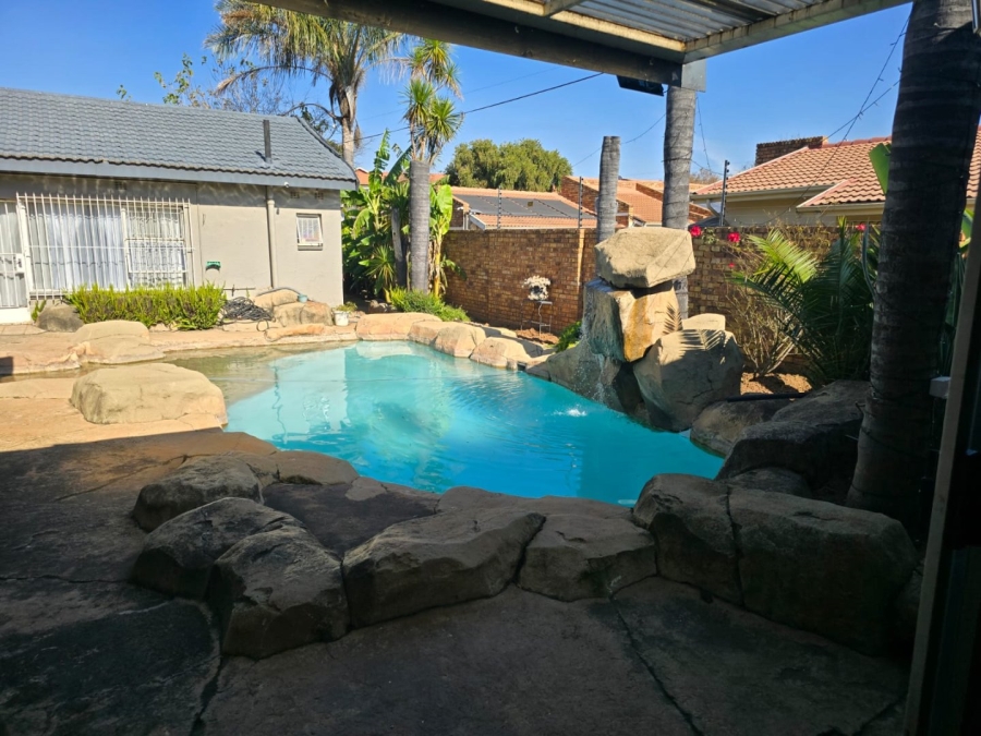 6 Bedroom Property for Sale in Witfield Gauteng