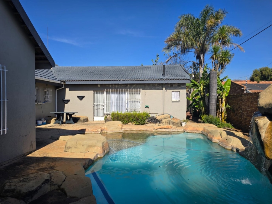 6 Bedroom Property for Sale in Witfield Gauteng