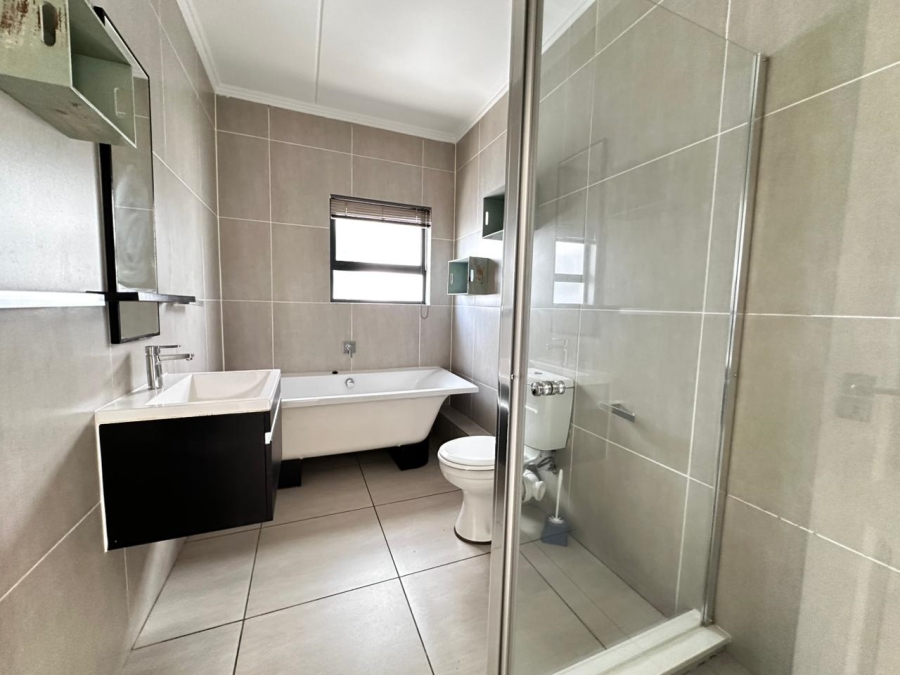 3 Bedroom Property for Sale in Greenstone Crest Gauteng