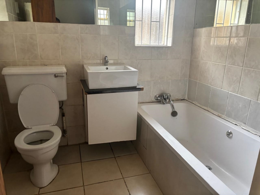 To Let 4 Bedroom Property for Rent in Mondeor Gauteng