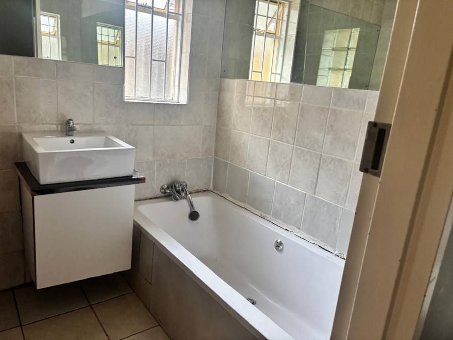 To Let 4 Bedroom Property for Rent in Mondeor Gauteng
