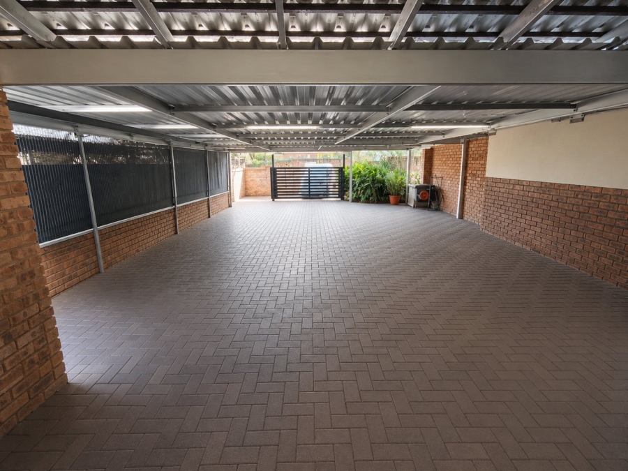 4 Bedroom Property for Sale in Rooihuiskraal Gauteng