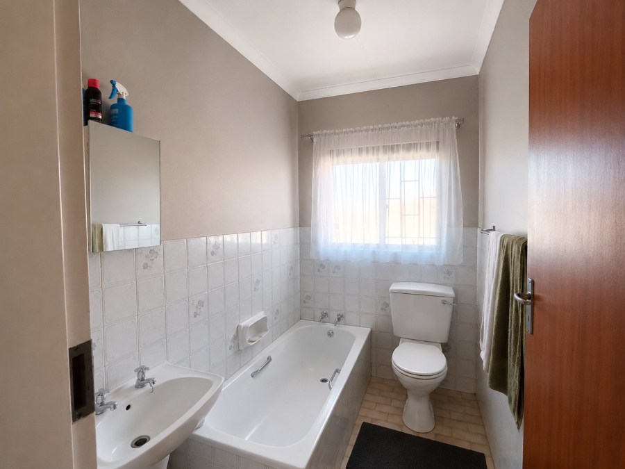 4 Bedroom Property for Sale in Rooihuiskraal Gauteng