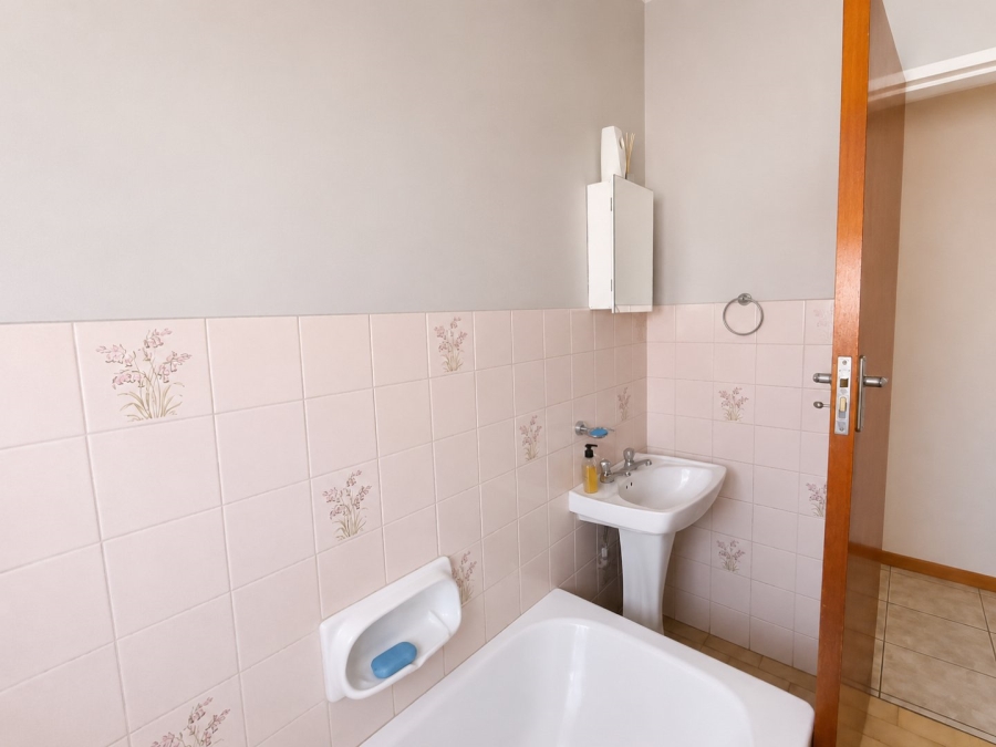 4 Bedroom Property for Sale in Rooihuiskraal Gauteng