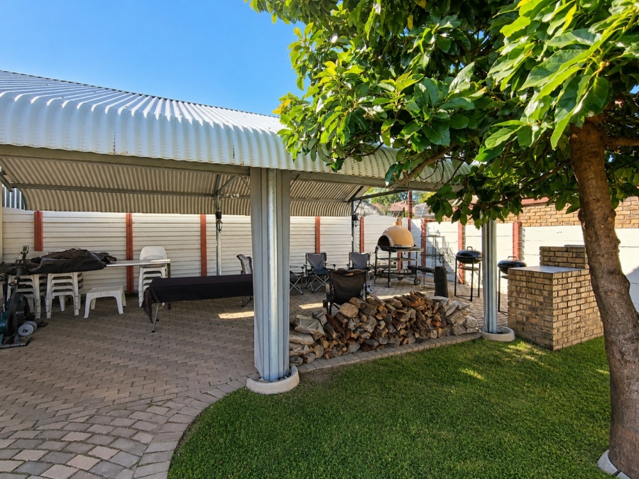 4 Bedroom Property for Sale in Rooihuiskraal Gauteng