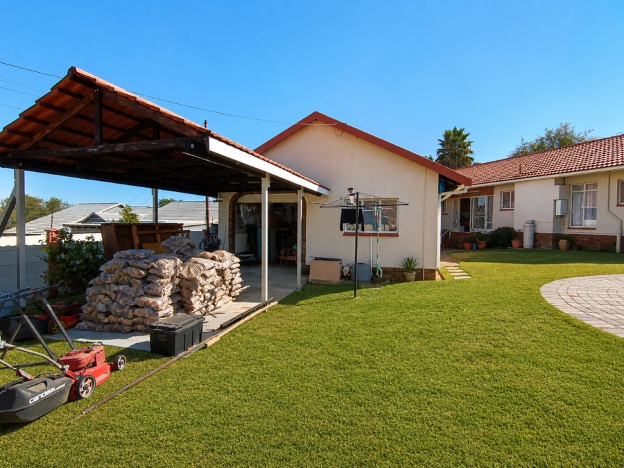 4 Bedroom Property for Sale in Rooihuiskraal Gauteng