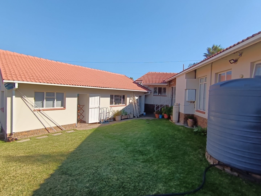 4 Bedroom Property for Sale in Rooihuiskraal Gauteng