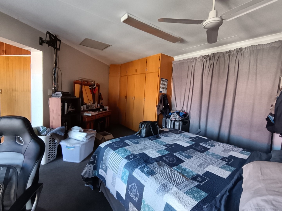 4 Bedroom Property for Sale in Rooihuiskraal Gauteng