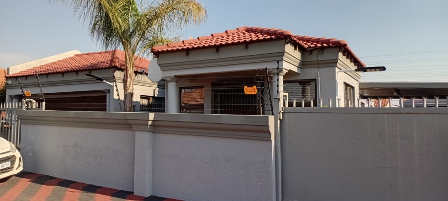 3 Bedroom Property for Sale in Soshanguve FF Gauteng