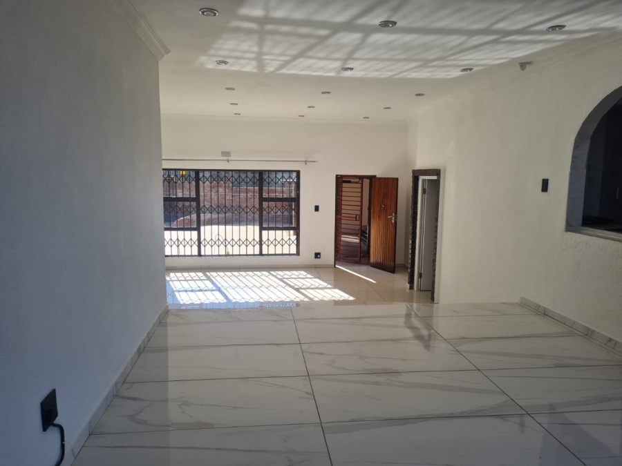 5 Bedroom Property for Sale in Bassonia Gauteng