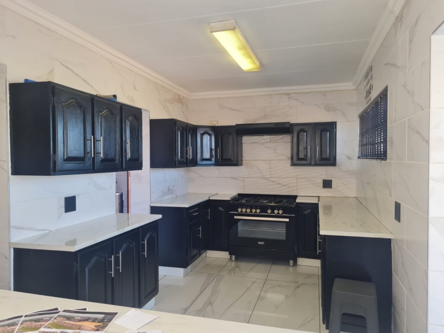 5 Bedroom Property for Sale in Bassonia Gauteng