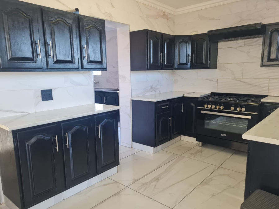 5 Bedroom Property for Sale in Bassonia Gauteng