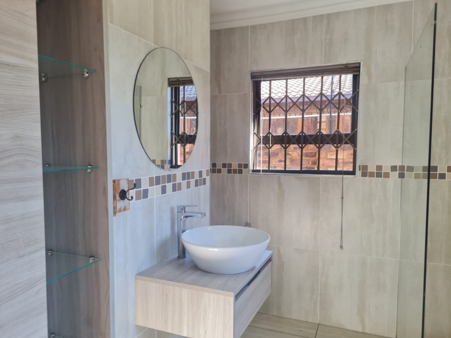 5 Bedroom Property for Sale in Bassonia Gauteng