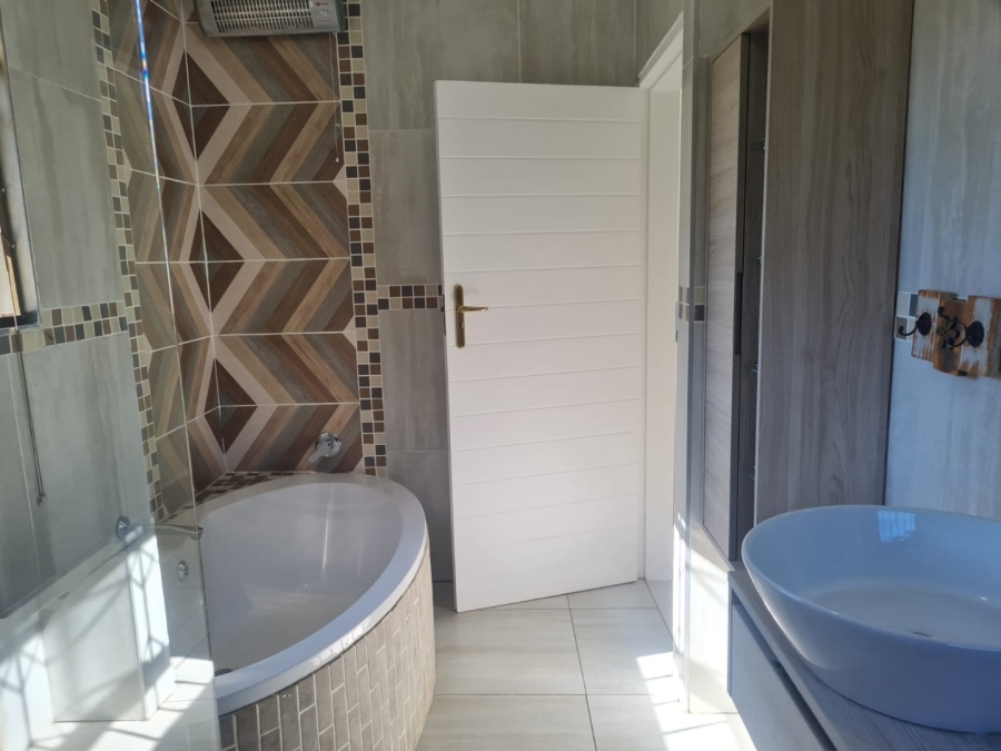5 Bedroom Property for Sale in Bassonia Gauteng