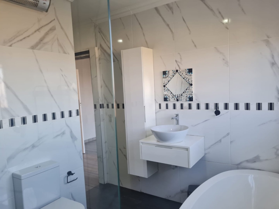 5 Bedroom Property for Sale in Bassonia Gauteng