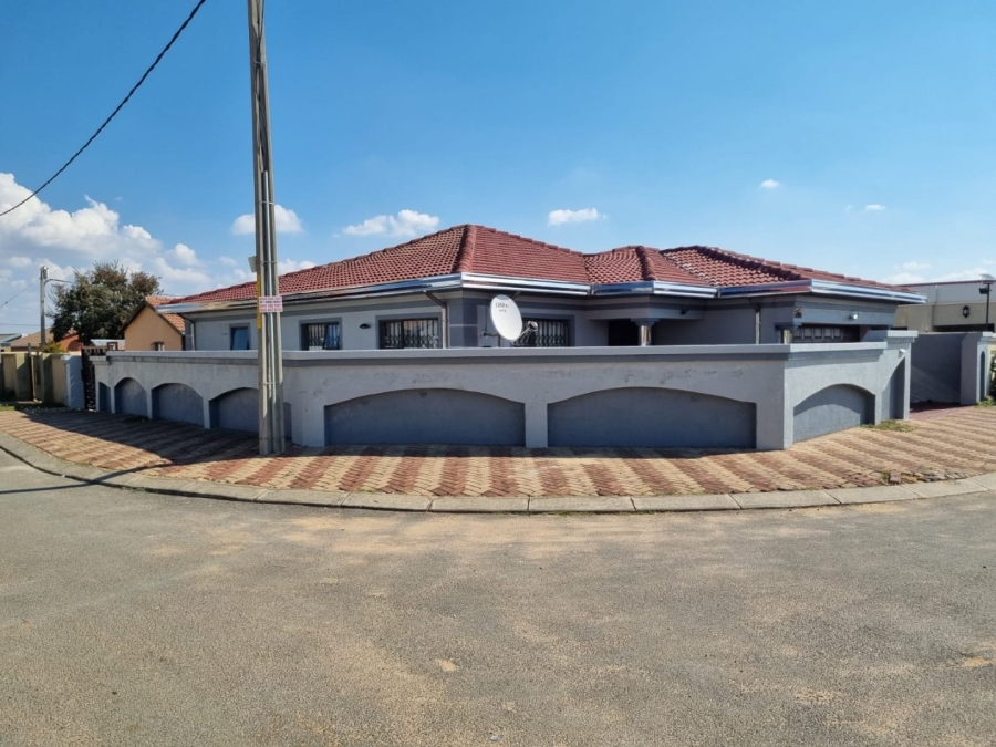3 Bedroom Property for Sale in Windmill Park Gauteng