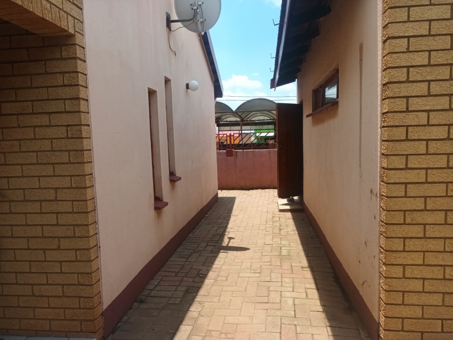 2 Bedroom Property for Sale in Moleleki Gauteng