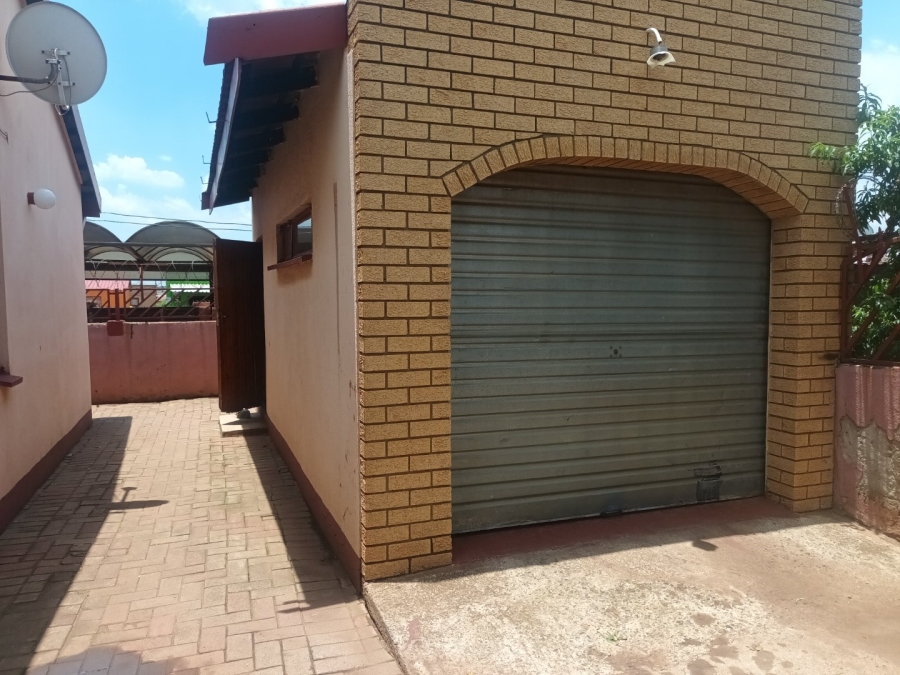2 Bedroom Property for Sale in Moleleki Gauteng