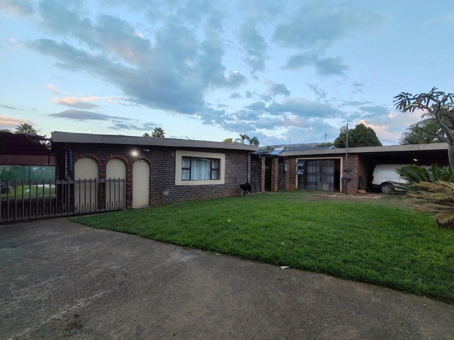 4 Bedroom Property for Sale in Dorandia Gauteng