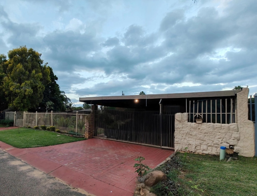 4 Bedroom Property for Sale in Dorandia Gauteng
