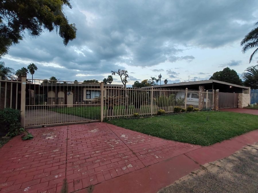 4 Bedroom Property for Sale in Dorandia Gauteng
