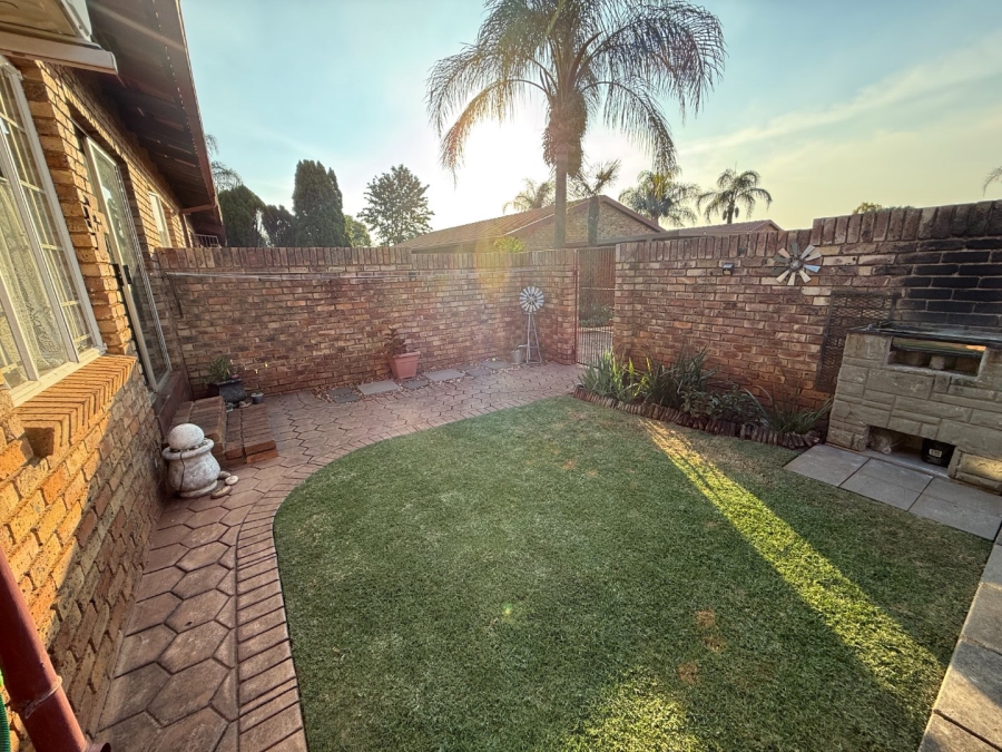 2 Bedroom Property for Sale in Rooihuiskraal North Gauteng
