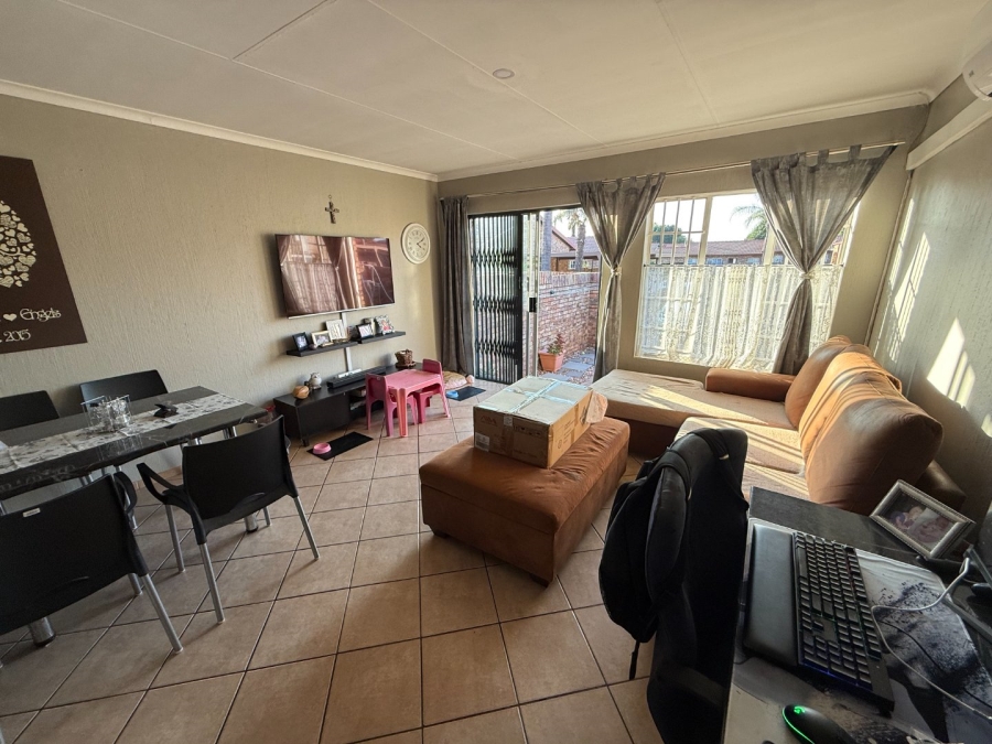 2 Bedroom Property for Sale in Rooihuiskraal North Gauteng