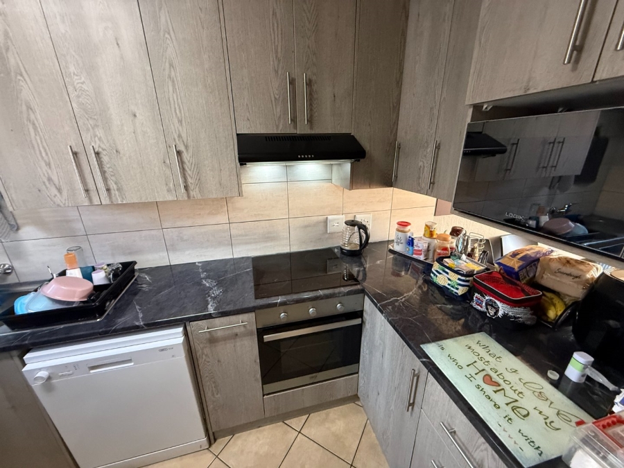 2 Bedroom Property for Sale in Rooihuiskraal North Gauteng
