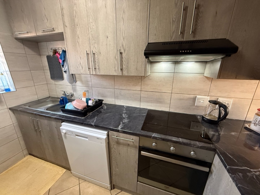 2 Bedroom Property for Sale in Rooihuiskraal North Gauteng