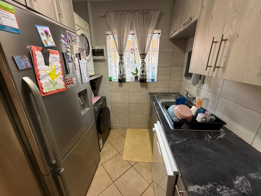 2 Bedroom Property for Sale in Rooihuiskraal North Gauteng