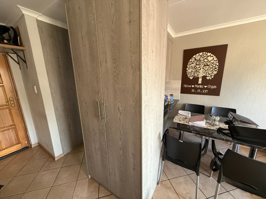 2 Bedroom Property for Sale in Rooihuiskraal North Gauteng