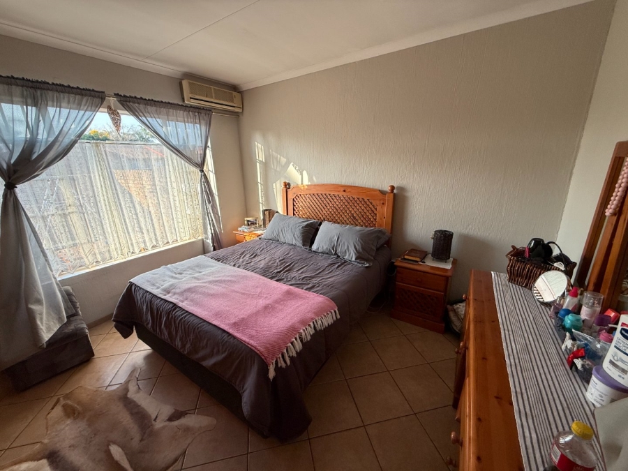 2 Bedroom Property for Sale in Rooihuiskraal North Gauteng