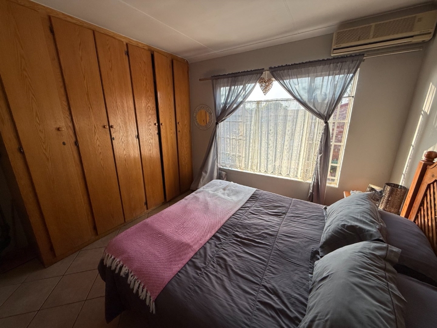 2 Bedroom Property for Sale in Rooihuiskraal North Gauteng