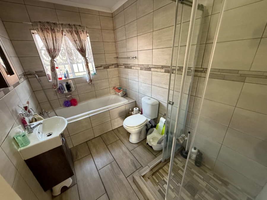2 Bedroom Property for Sale in Rooihuiskraal North Gauteng